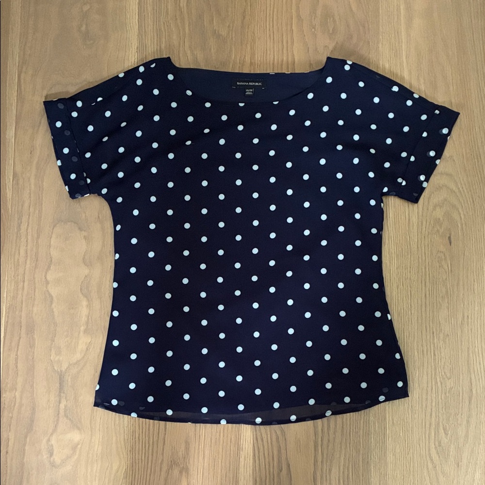 Banana Republic Women’s Navy and White Polka Dot Short Sleeve Top. Size XS.